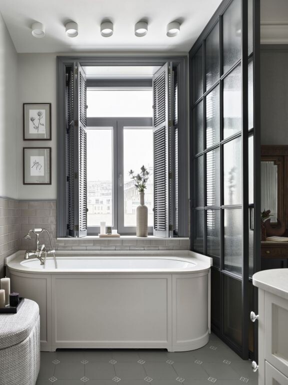 Ванная комната с окном. Часть 1. Чем полезно окно в ванной? Какие материалы использовать в оформлении окна?